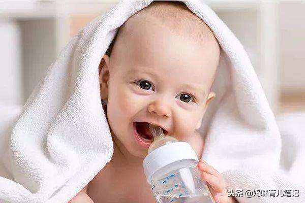 上火时应该小口喝水和大量喝水,宝宝上火不爱喝水煮什么水喝