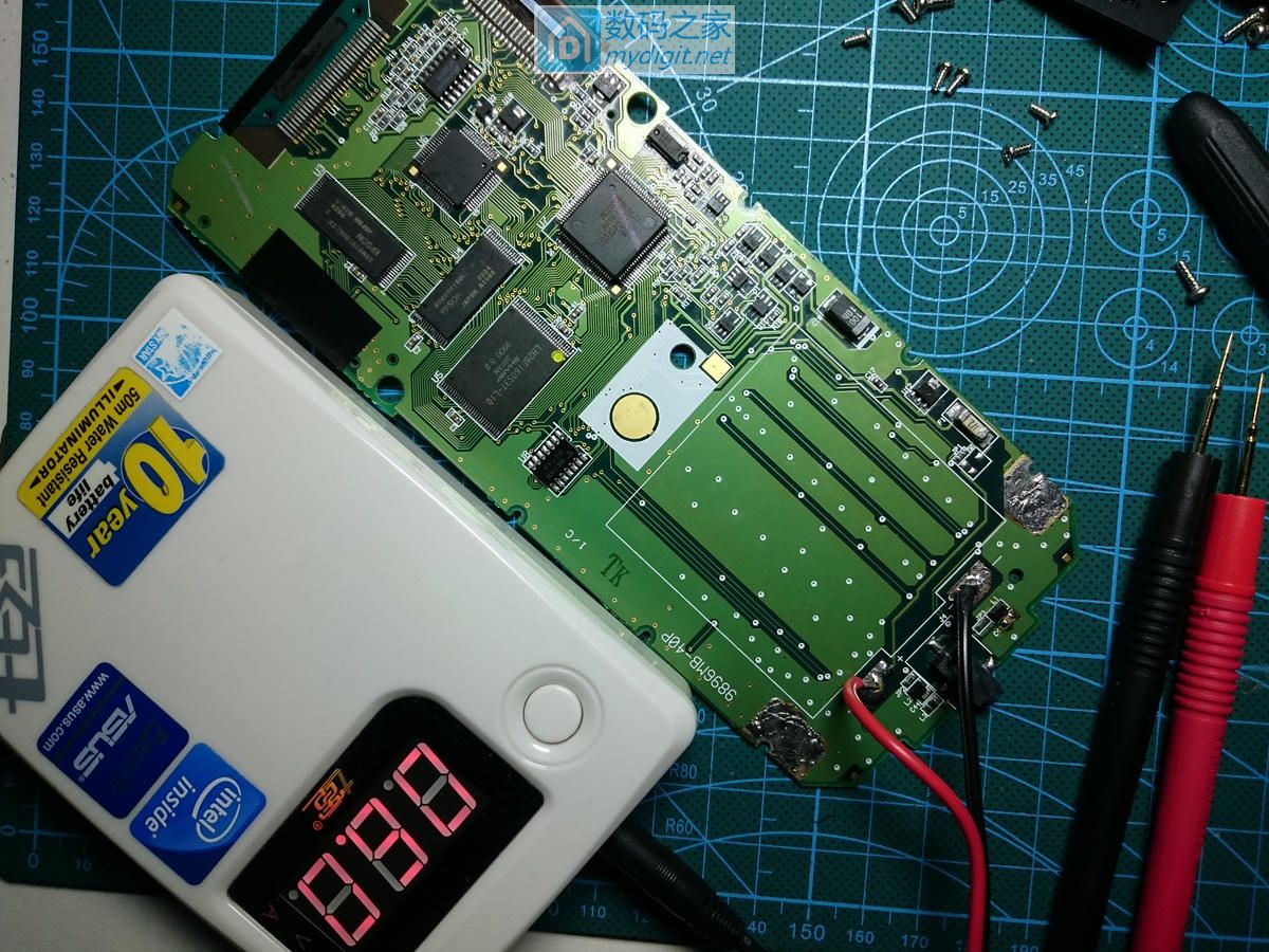 技术大佬秀操作！德州仪器TI-89图形计算器拆机维修及CPU超频