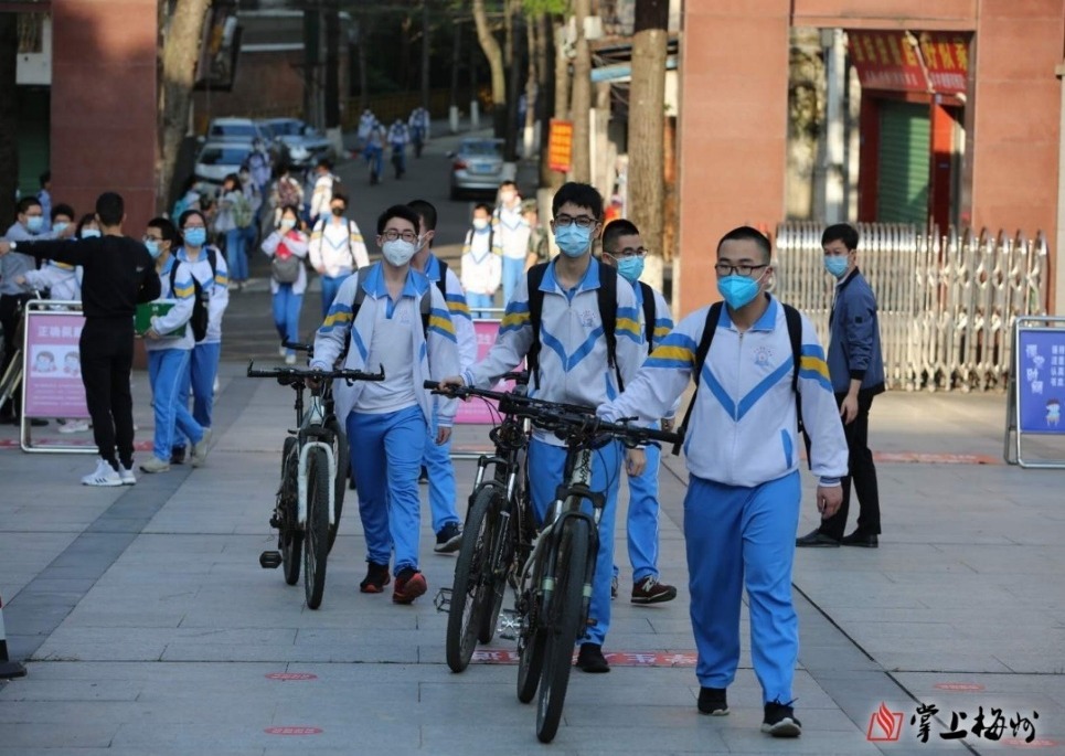 久违的“开学大片”奉上！春风十里，不如校园有你！