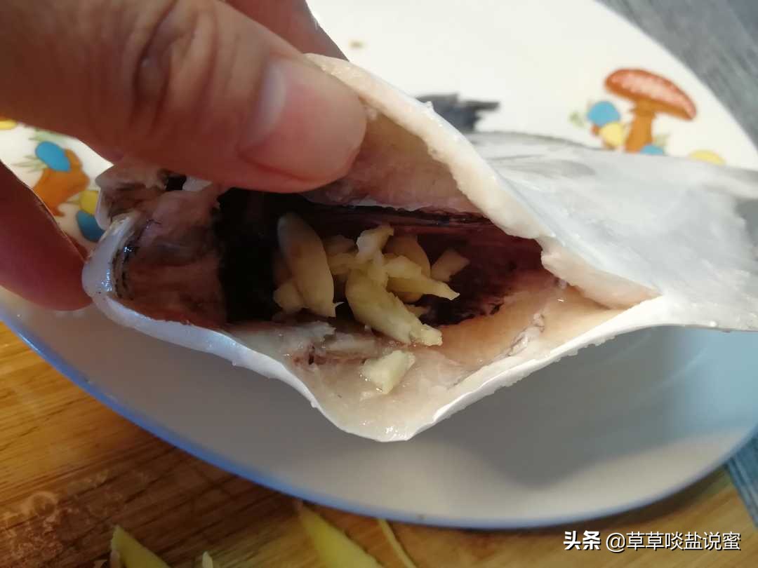正宗清蒸鲳鱼的刀法,清蒸银鲳鱼的正宗制作方法