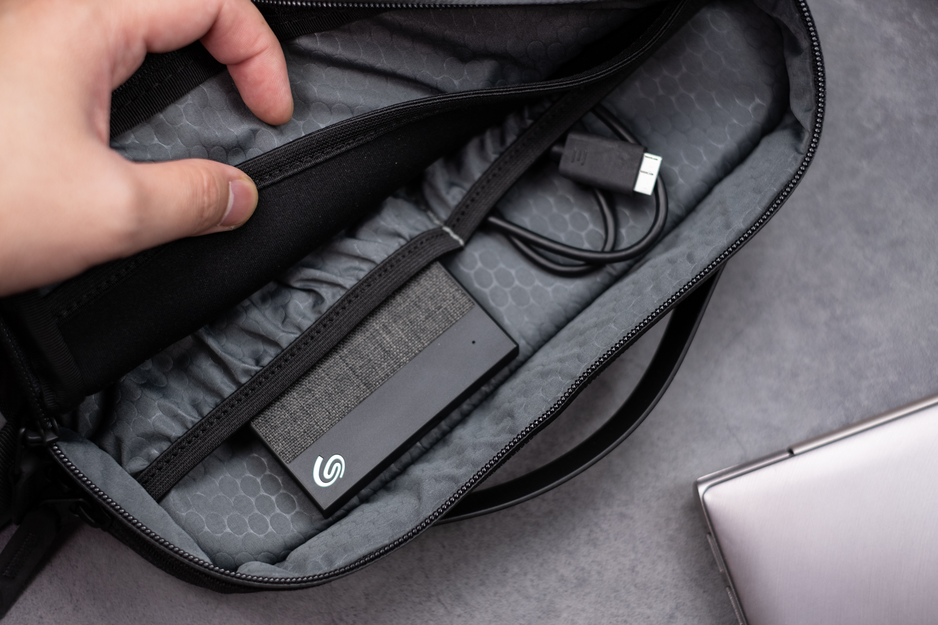 硬件级别安全加密硬盘,让日常工作更放心,避免商业敏感文件泄密