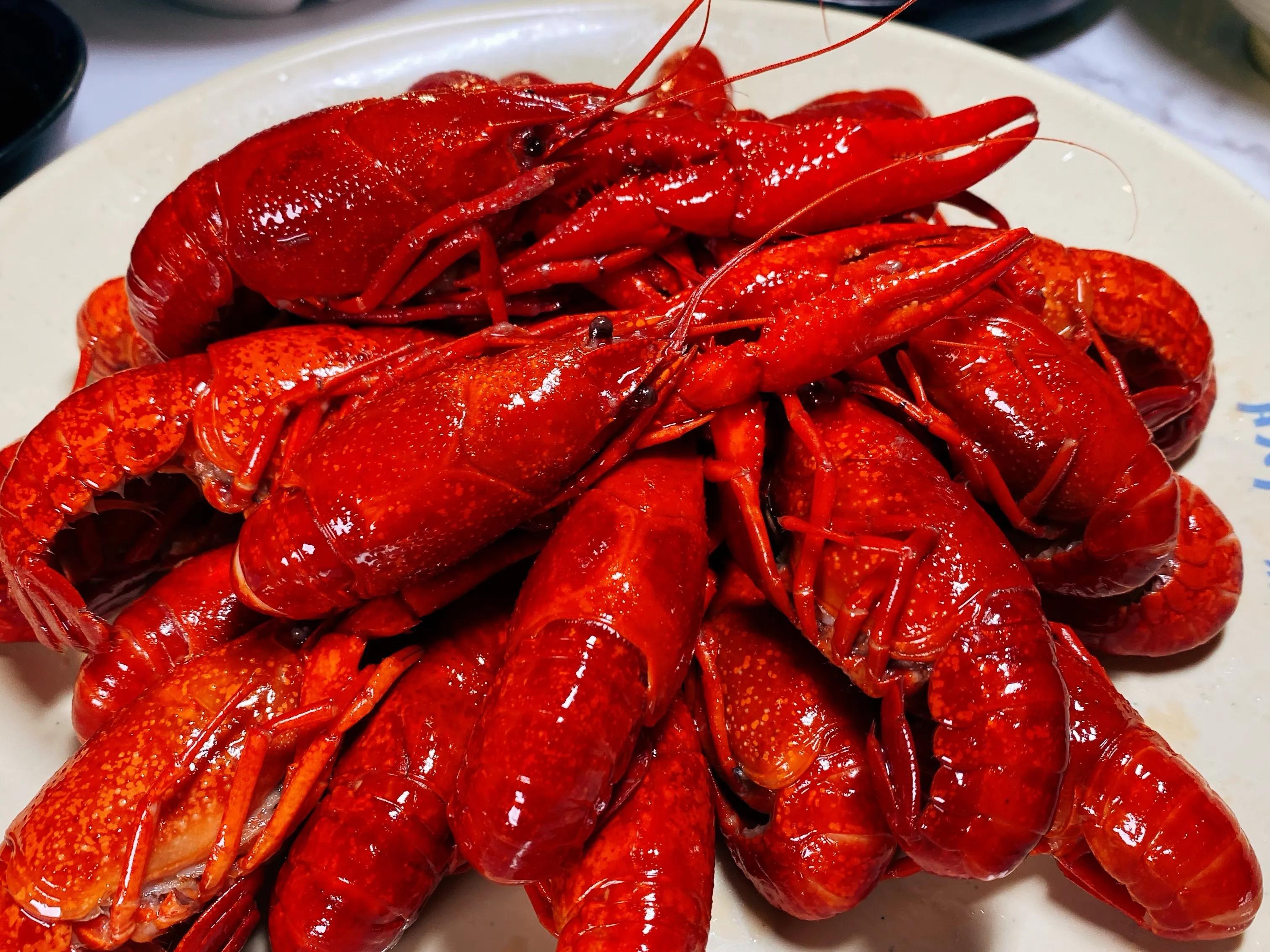 没想到西安这家饭店，把虾做出了各种“花”，排队吃虾人真多