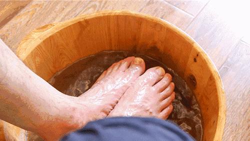 夏季脚气的最佳治疗方法,夏季脚气高发如何才能不受气