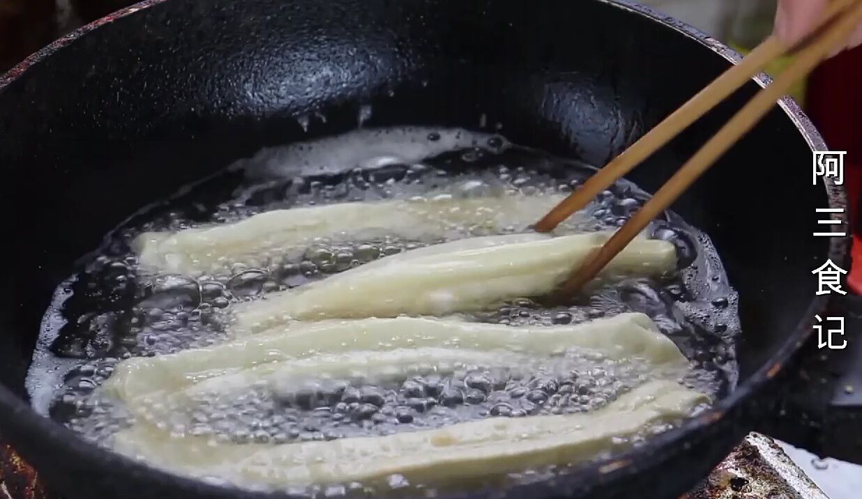 油条教程及配方不用醒发一晚上的,油条用什么配方好吃又好记