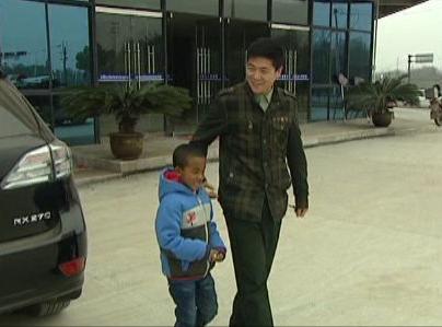 11年前,浙江农村奶奶收养了一个黑人小孩巴比,后来他怎么样了?