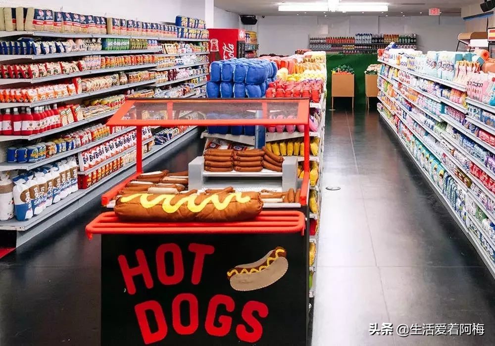 她开了间超市，卖的东西却全是假的，9000件商品，竟被一抢而空