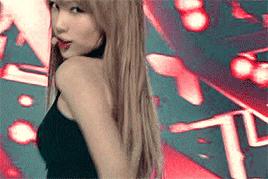 泰妍奚梦瑶,奚梦瑶穿miumiu黑钻吊带裙