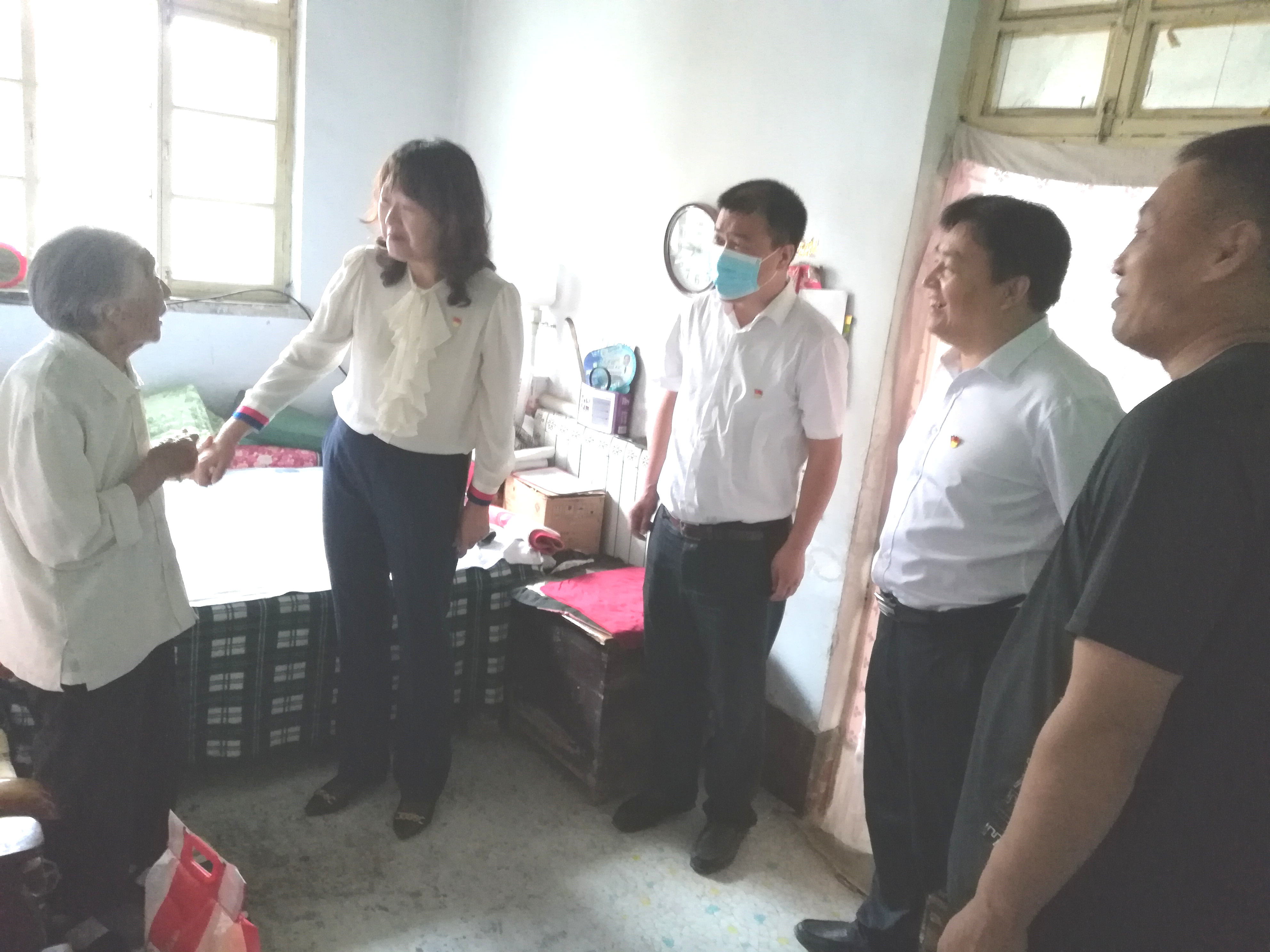 她拉着副区长的手不肯松开