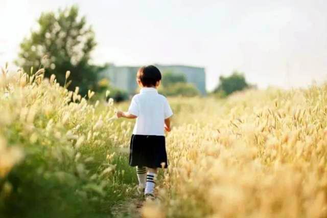 不被父母信任的孩子心里有多苦,不被父母信任的成年人