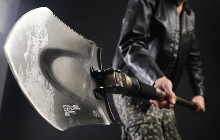 小伙卖房研究出超级钻头,小伙用铲子造房子