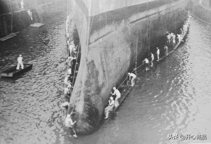 极限工作之船底清洁：虽说大船底能刮好几十吨海鲜，你敢去吃吗？