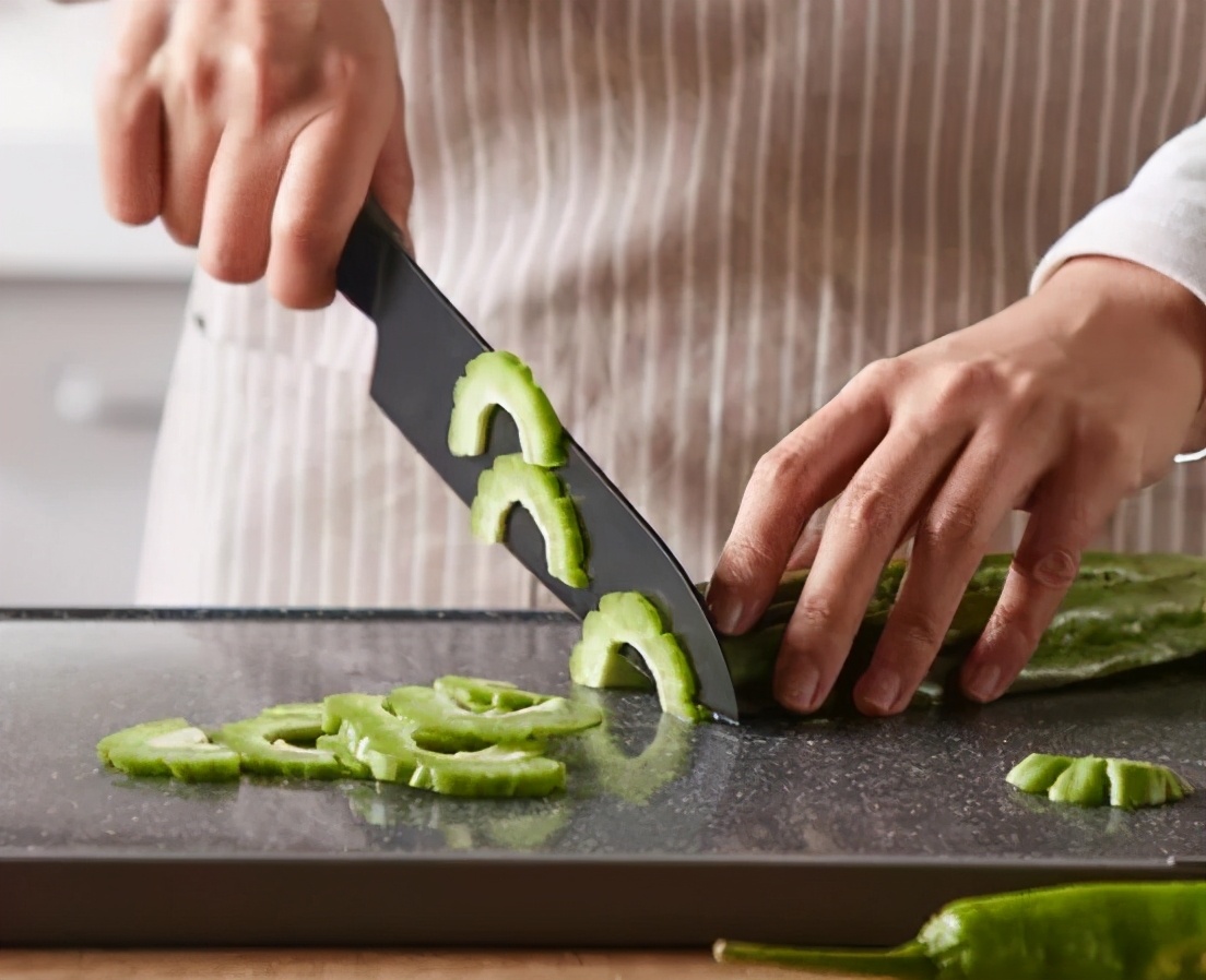 用了2000年的木菜板，被一块多功能菜板改变，不会发霉更抗菌