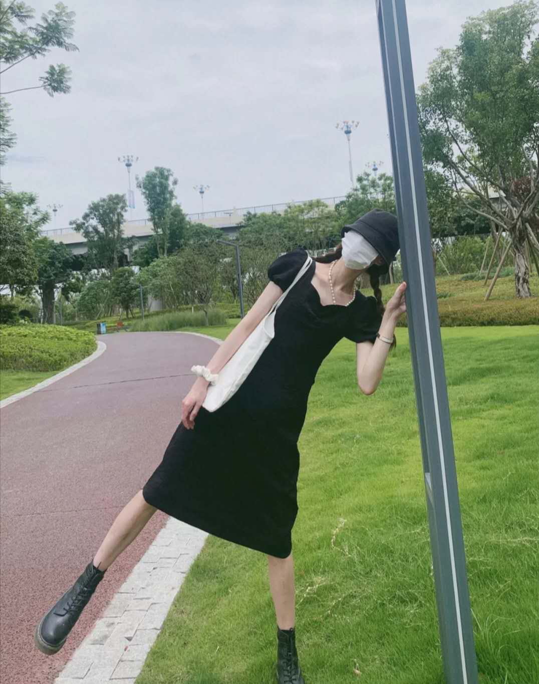 黑色裙子搭什么颜色的腰带,黑色裙子穿什么颜色裤袜好看