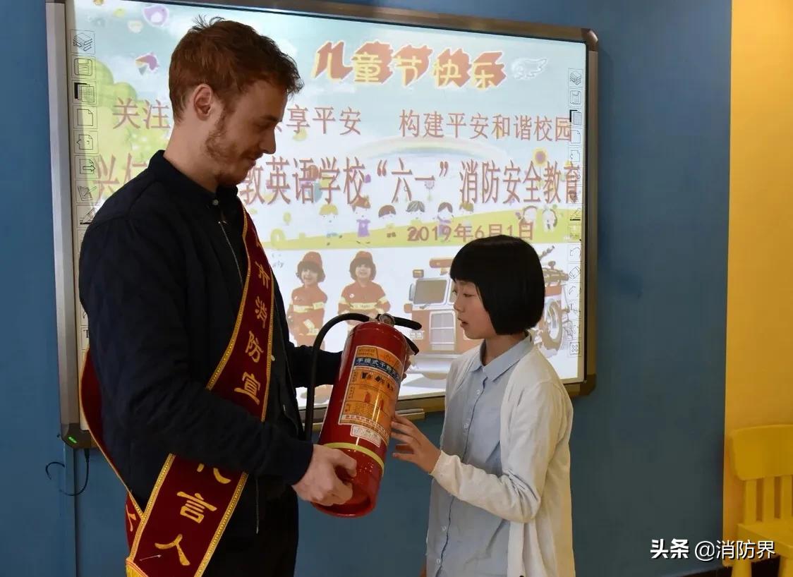 「消防动态」英国老师杰森指导贵州儿童学消防过节受欢迎