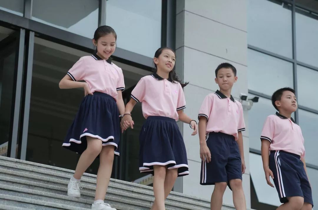 校服低价出售,700元一套校服