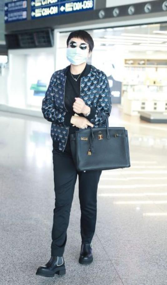 57岁张凯丽穿什么,张凯丽穿蓝色夹克