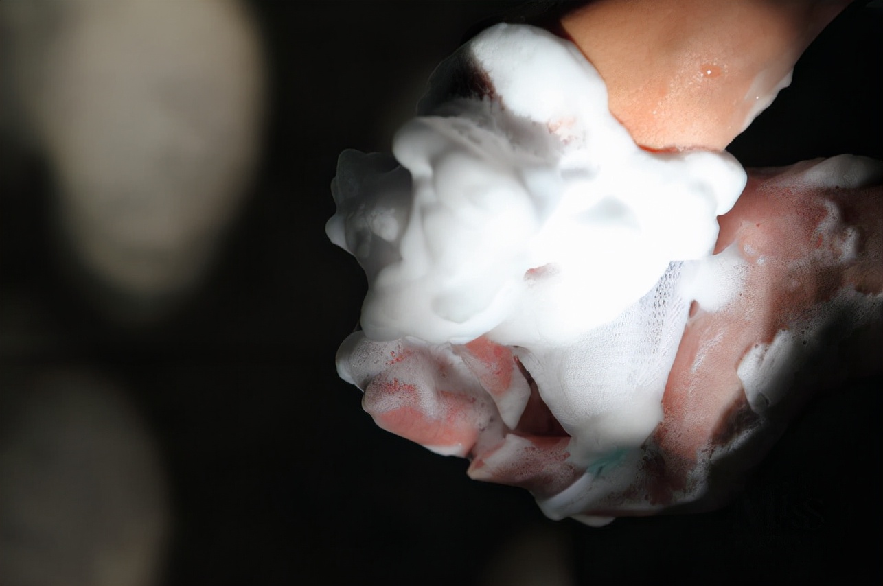 痘痘好多了脸一直红,痘痘反复没完没了