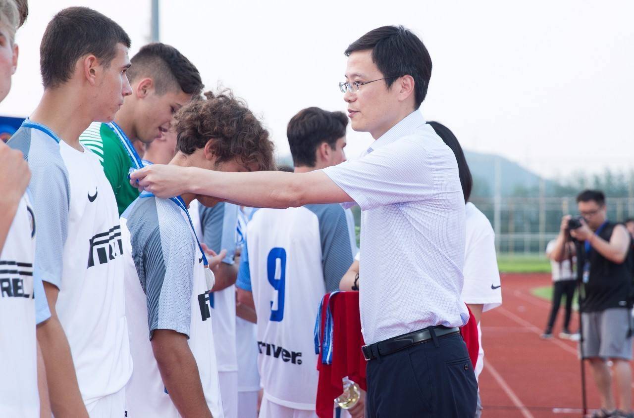 中国足球又一丑闻曝光！网传苏宁青训遭遇危机，家长拉横幅维权