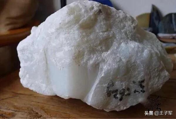 和田玉怎么区分籽料和山料,和田玉籽料和山料怎么区分