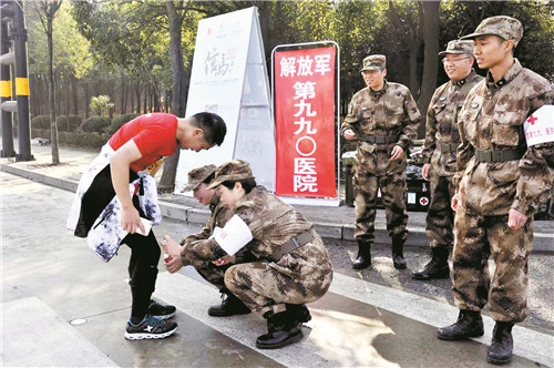 信阳马拉松赛鸣枪开跑图,韵动中国现场