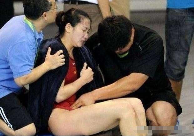 生理期遇上比赛日,23岁的她为国夺冠,赛后疼到虚脱,被抱下场