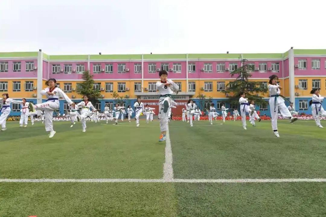 一共有207人参加体操表演,一百多人体育节开场