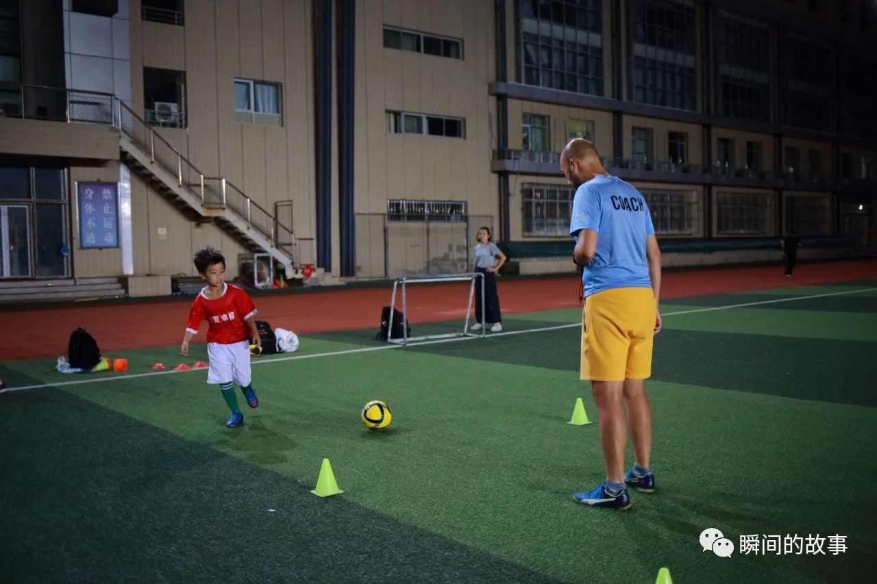 少年足球雨中训练,加油吧少年足球训练