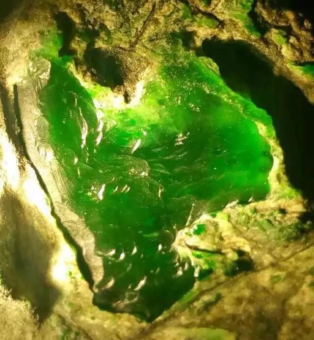 2018香港保利翡翠拍卖价格,保利春拍翡翠手镯5000万