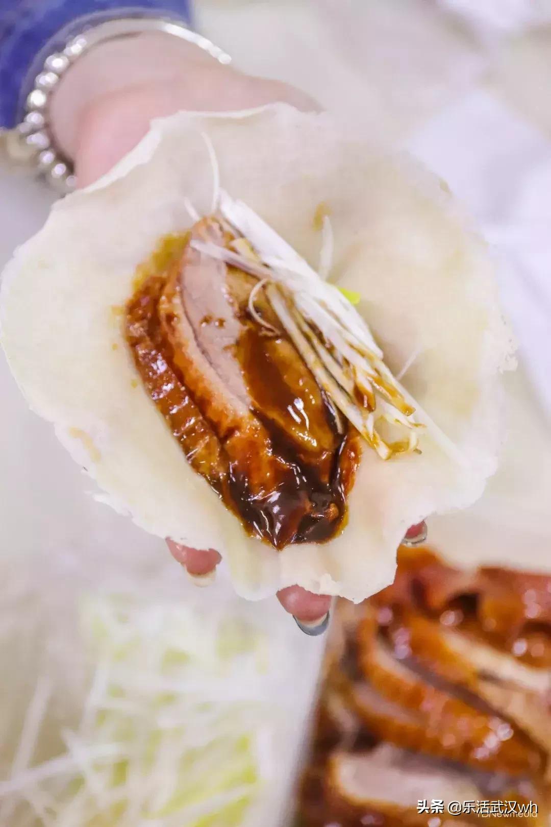 排的队比街道长!这条街什么来头?