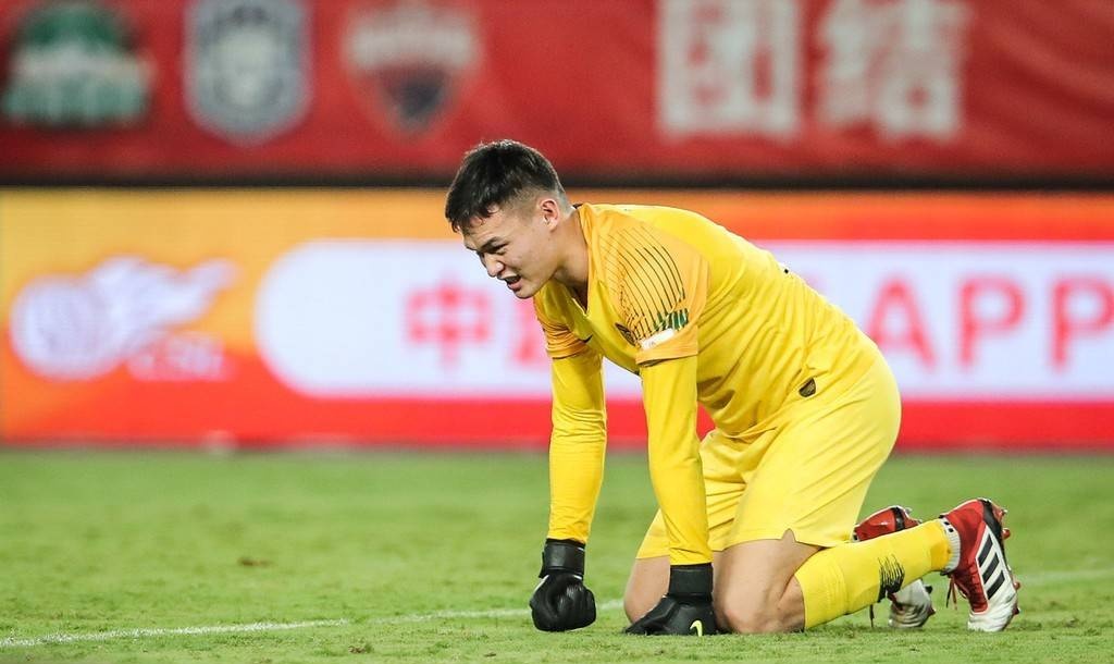 膝盖伤开遗精药！球员恼羞成怒：庸医误诊成国足笑柄