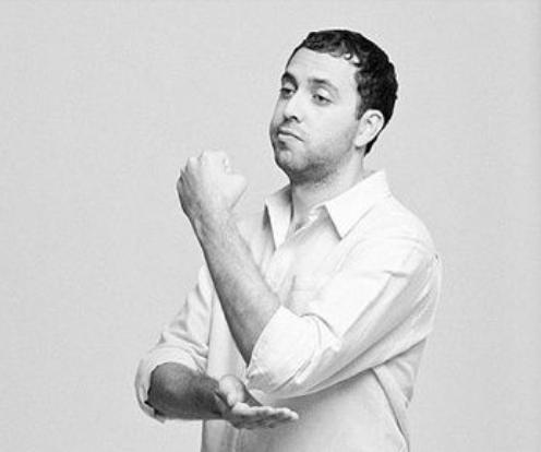 在国外如何避免血光之灾？get这十八种手势即可安全归来