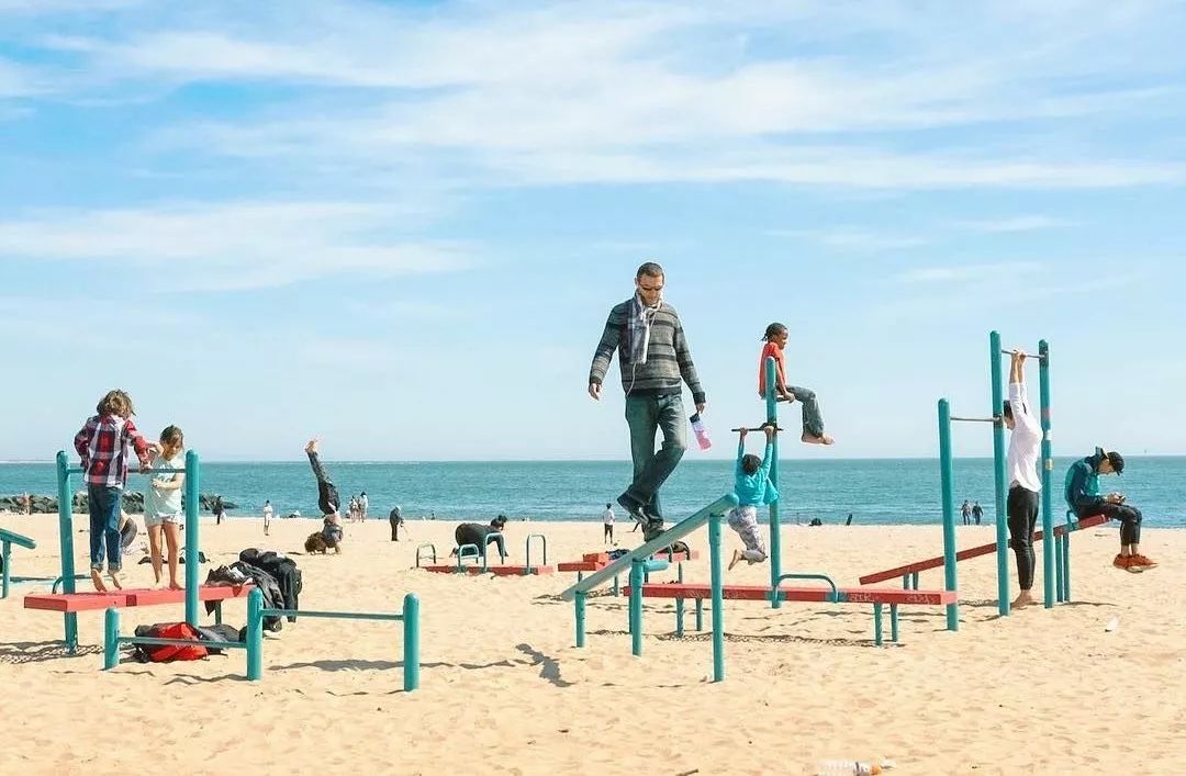 从没见过！在街上拍到了老爷爷头上喷白雾！原因......其实很好玩