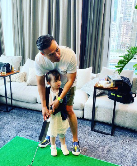 熊黛林穿白衬衫黑色背带裤,熊黛林露肩长裙大秀好身材