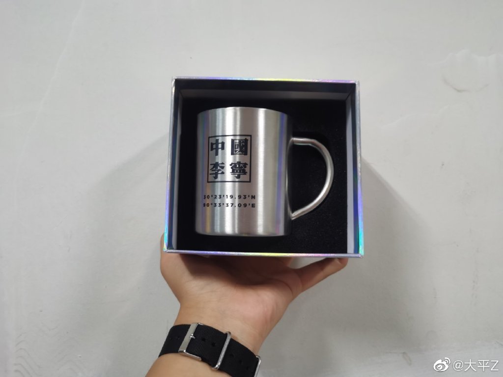 在李宁你不光能买到百纳配色弧ACE，甚至还能买到MAC彩妆