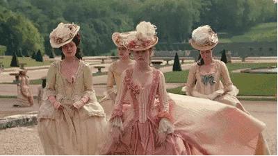 来不及减肥？今夏流行的“显瘦”方领单品，它可以拯救你