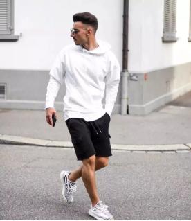 阿云嘎现身机场，184cm像超模身材，卫衣加牛仔裤穿出秀场感觉