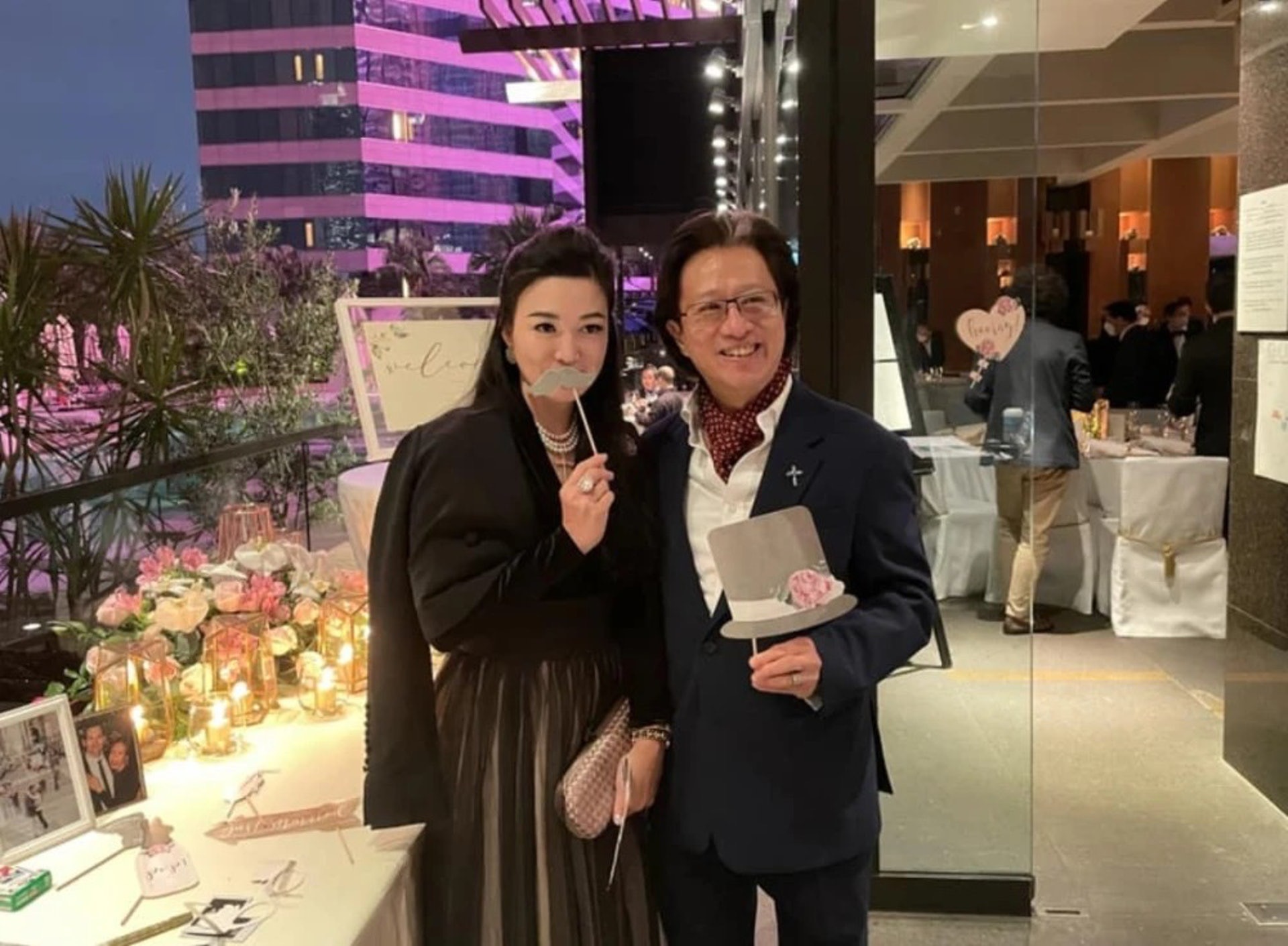 陈少霞陪富商丈夫出席婚宴,陈少霞携富商老公亮相