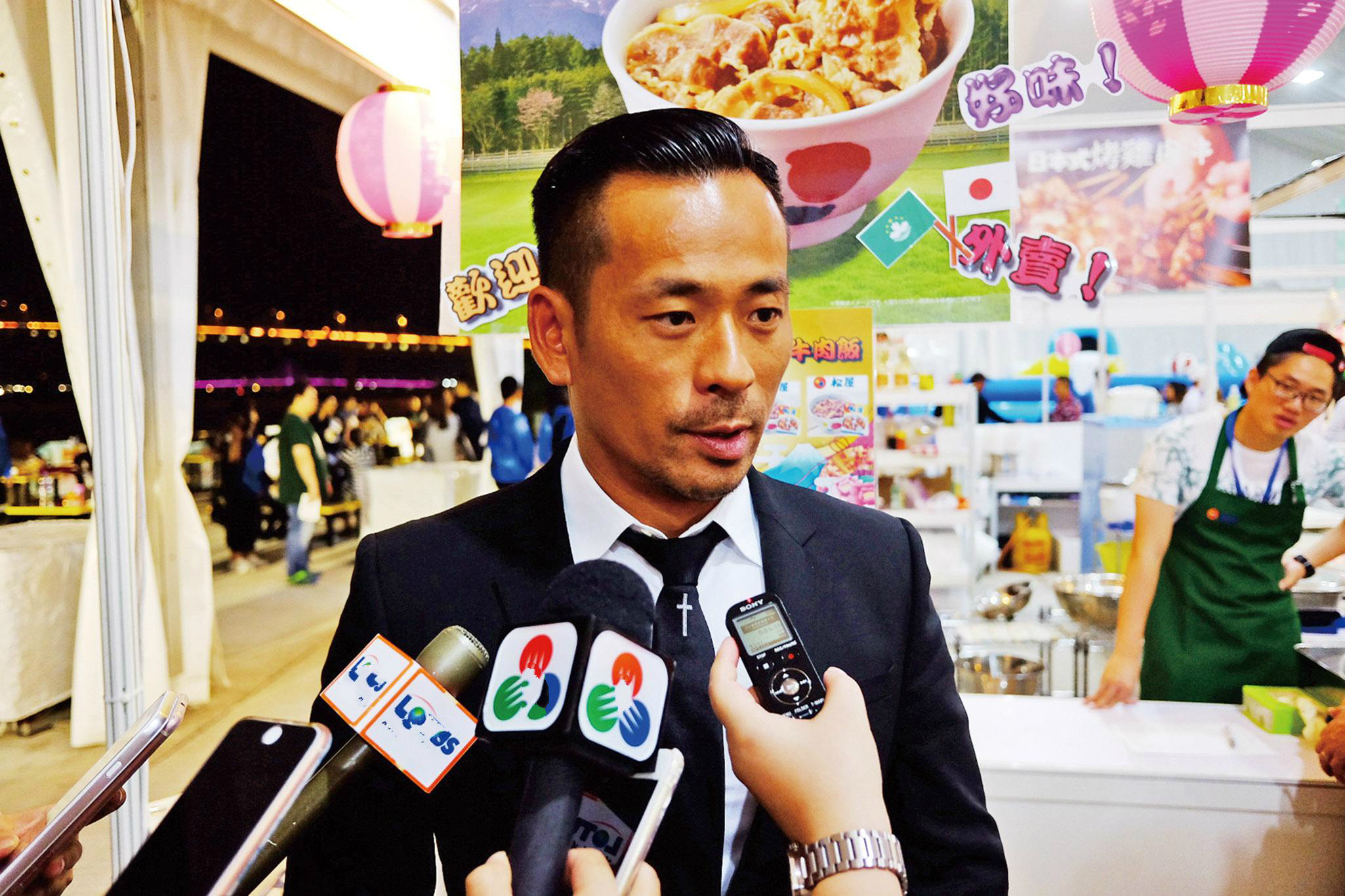 身价百亿的周焯华,周焯华真人照片