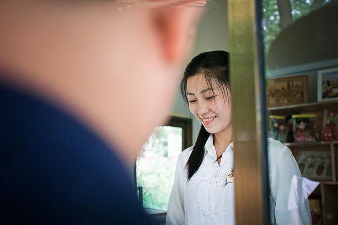 抓拍朝鲜街头冲我们笑的漂亮姑娘，鸭蛋脸上甜甜的笑