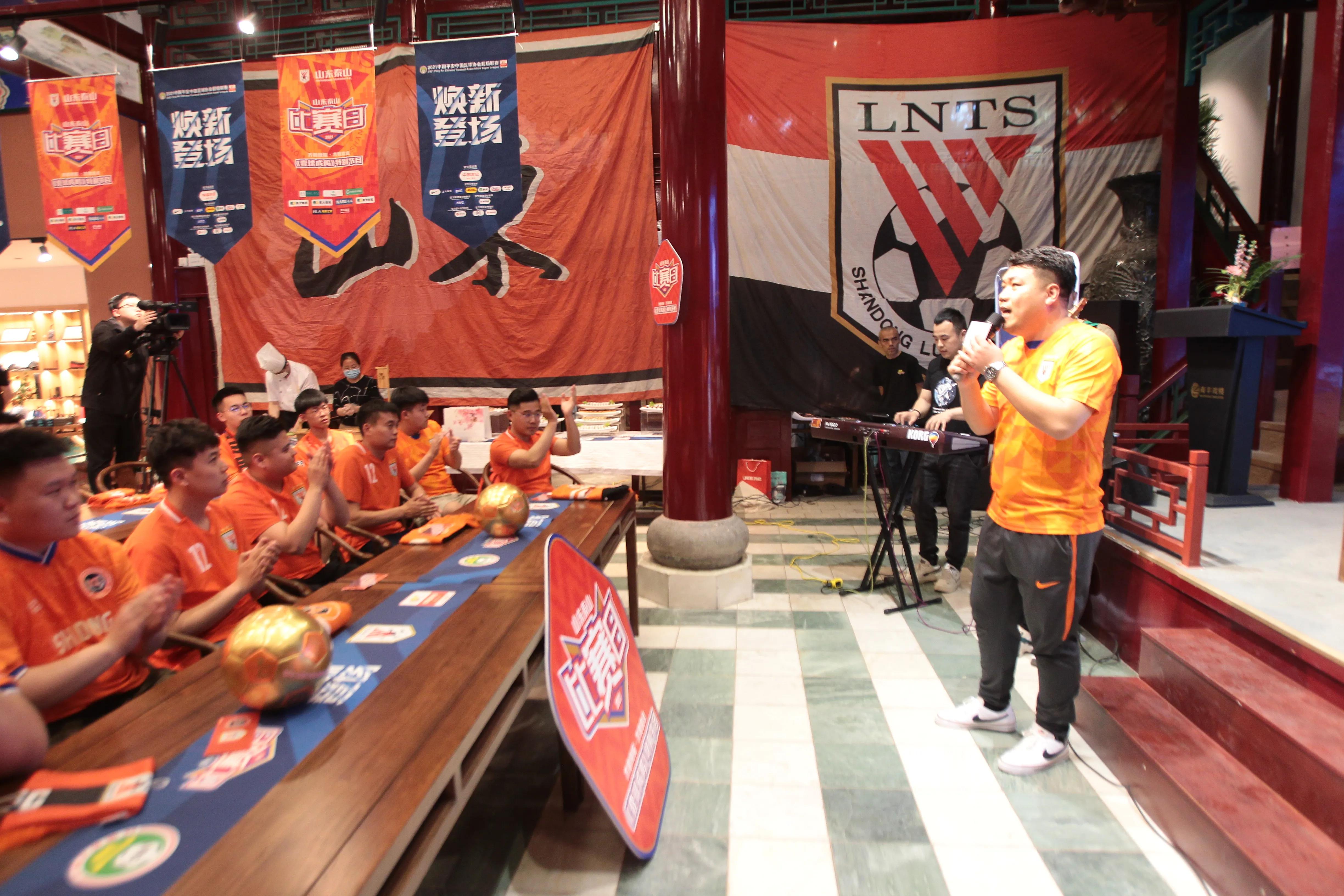 愿岁月可回首且以深情共白头图片,愿岁月可回首且情深共白头谁写的