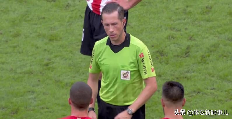 西甲火爆冲突！双方22人乱作一团，拉莫斯冲了上来，本泽马也急了