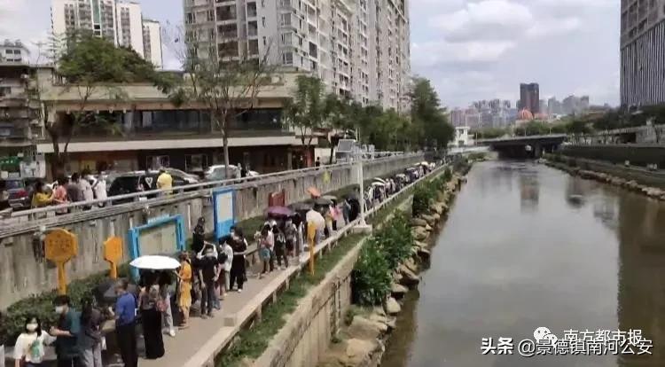 刷爆了！排到5万多号，现场人人人人，交警紧急喊话！深圳文和友今早道歉