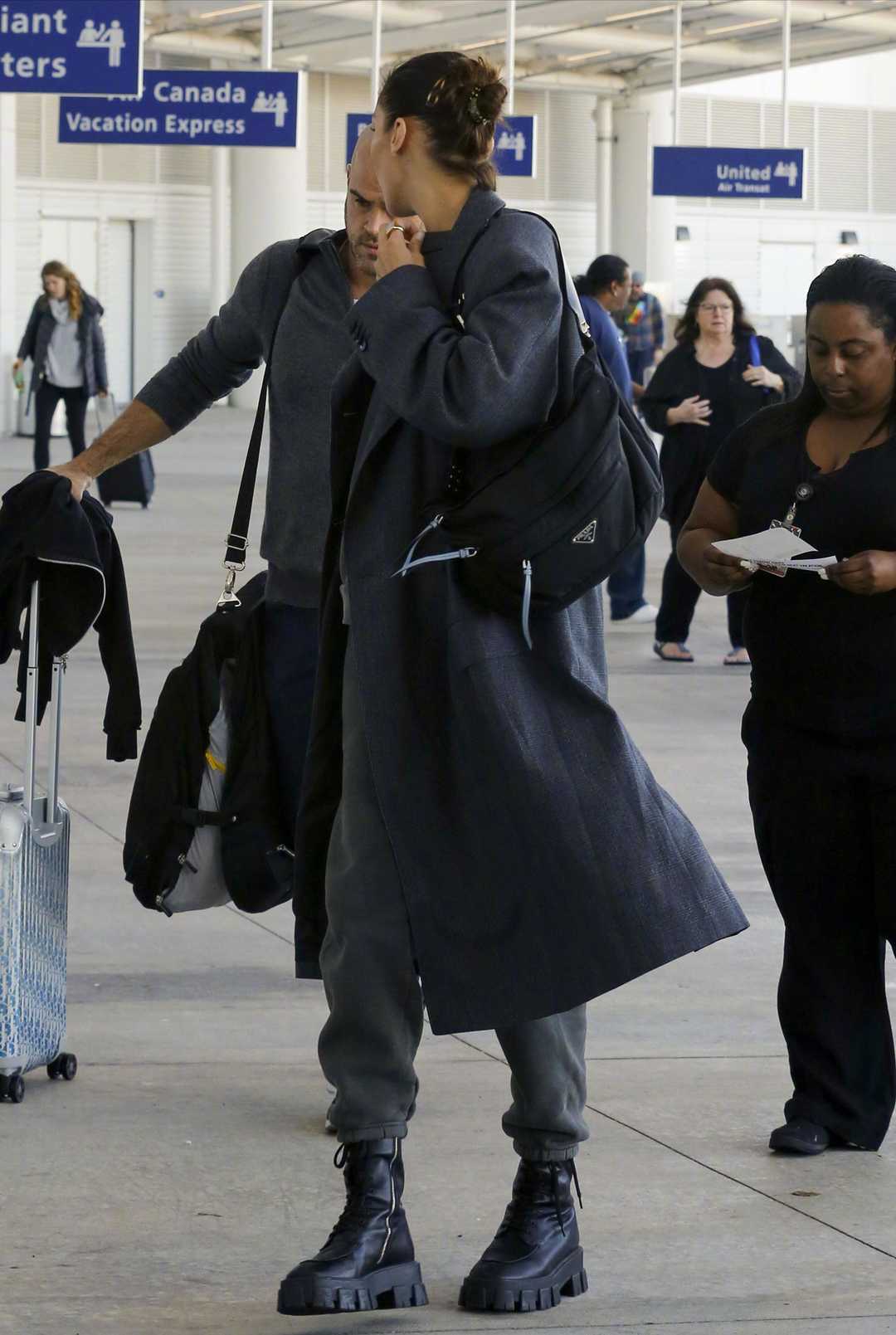 马蓉lv,马蓉现身机场穿的黑大衣红围巾