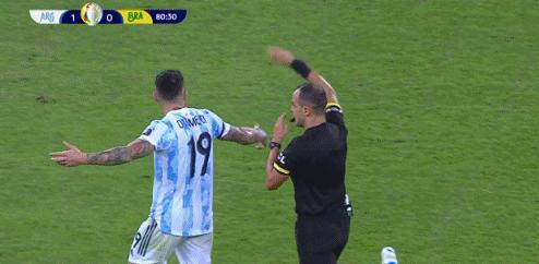 梅西进球内马尔被砸,内马尔球袜脚被踢破