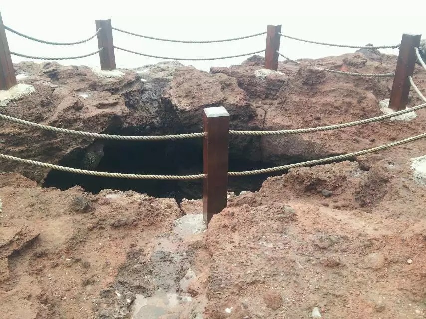 带着孙女去海边,奶奶带着小孙女在北海涠洲岛玩