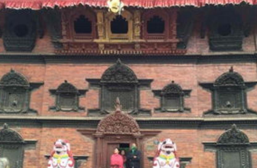 尼泊尔“活女神”双脚不能沾地，初潮就退位，无人敢娶