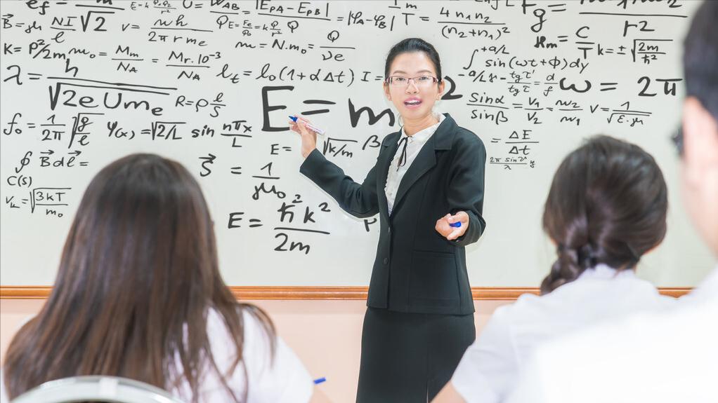 评价一位教师上课好坏的标准,学校老师的教学水平应怎样评价