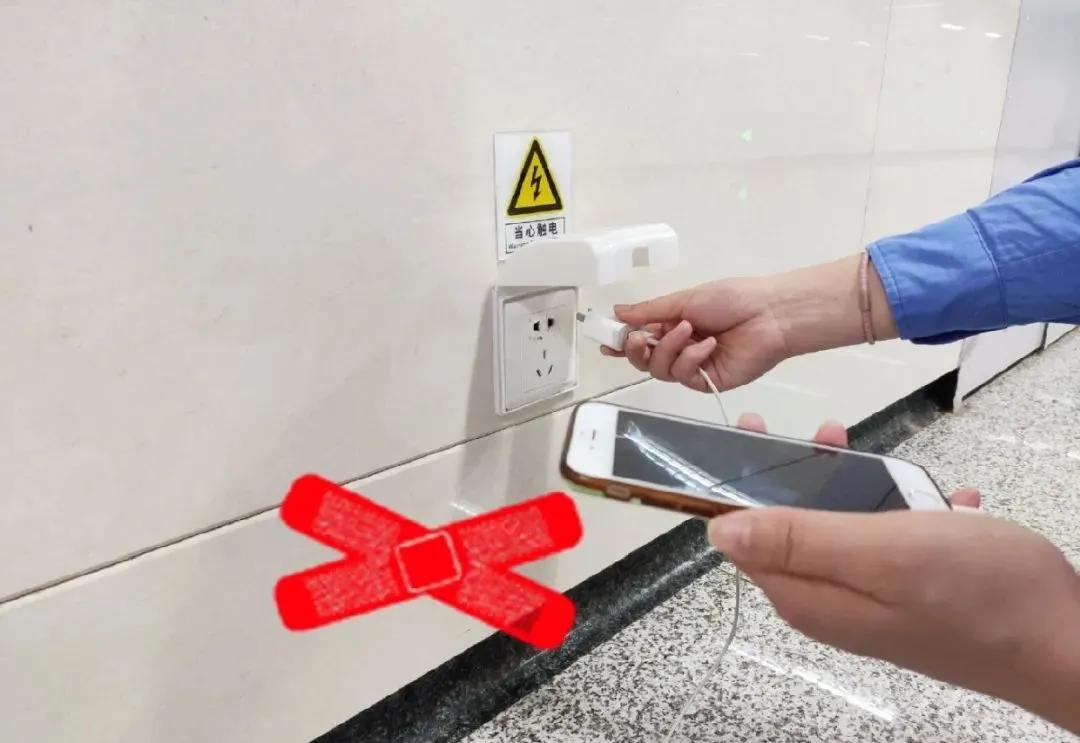 地铁的充电口可以给手机充电么,在地铁上手机没电了有地方充电吗