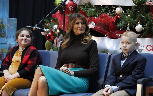 梅拉尼娅绿裙子,梅拉尼娅穿露肩装