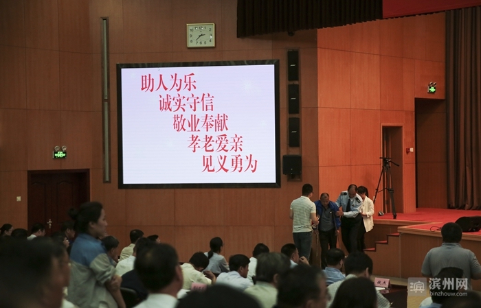 2018时光已走滨州日报90后小美摄影记者定格了您的最美